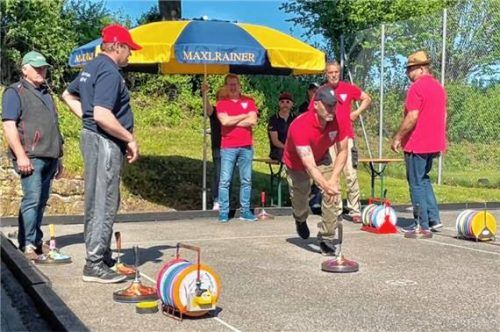 Das Team Goldbachtaler Willing mit den Stockschützen-Chefs Franz Wasl (links) und Hans Binder (rechts).Foto Neuwirth