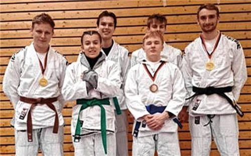 Das Team von Ju-Jutsu Rosenheim: Kilian Gantner, Lara Mikulicic, Maximilian Kellermann, Leo Brunner, Jakob Althaus und Christian Meyer (von links). Foto Christian Meyer