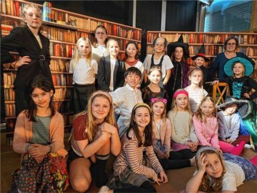 Das Theaterensemble mit (hinten, rechts) Regisseurin Eva Harreuther. Foto re