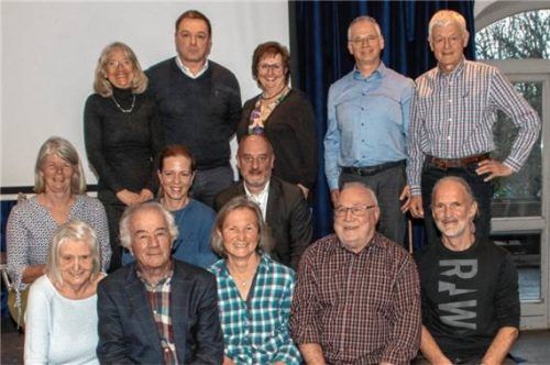 Das Vorstandsteam der Rosenheimer Naturfreunde mit (unten, von links) Ruth Jörß, Albin Stieber, Rosmarie Glock, Anton Kadirogli, Matthias Reisaus und (Mitte, von links) Daniela Fischer, Nadine Fuhr, Thomas Frank sowie (oben, von links) Gisela Grabitzki, Reinhard Fuhr, Mathilde Austermayer, Günther Manz und Manfred Schütz.Foto  re