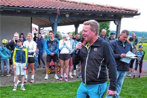 Das war im vergangenen Jahr: Organisator Markus Nistler (vorne) vom SV Niederbergkirchen erläuterte vor dem Start den Ablauf. Foto  Archiv