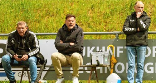 Das wichtigste Utensil am letzten Spieltag: das Mobiltelefon, hier bei Tögings Fußballchef Klaus Maier (links).Foto Christian Butzhammer