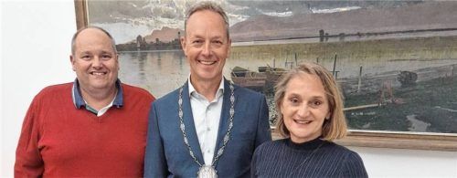 Der alte und neue Breitbrunner Bürgermeister Anton Baumgartner (Bildmitte) mit Markus Thalhauser (links), der in der neuen Legislaturperiode nicht mehr Dritter, sondern Zweiter Bürgermeister ist. Sabine Huber wurde zur Dritten Bürgermeisterin gewählt, gehört dem Gremium aber schon sechs Jahre als Gemeinderätin an. Foto Dachs