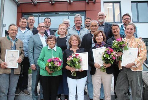 Der amtierende Gemeinderat nach seiner letzten Sitzung mit der verabschiedeten Beauftragten für Senioren und Menschen mit Behinderung, Elisabeth Ellmaier (vorne, Zweite von links). Aus dem Gremium verabschiedet wurden (vorne von rechts) Julia Siglreitmeier (UW), Andrea Roll (Grüne), Irmgard Asenkerschbaumer (CSU) und Bernhard Hecht (Grüne, vorne links). Foto Zandl