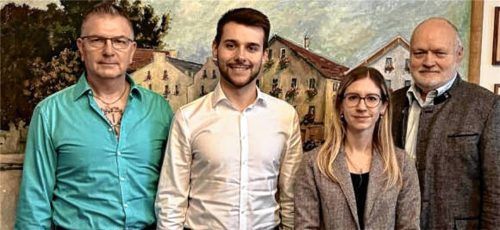 Der bisherige Geschäftsleiter Reinhard Deinböck (links) tritt einen Schritt zurück. Neu übernimmt die Geschäftsleitung Sandra Habermeier (Zweite von rechts) und Philipp Junger (Zweiter von links) wird Stellvertreter. Hier mit Bürgermeister Thomas Einwang (rechts). Foto Marktgemeinde