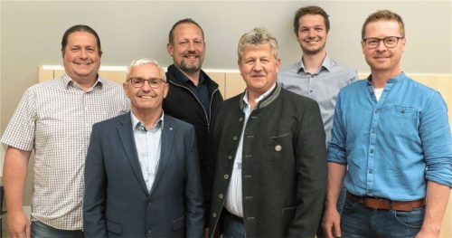 Der Bürgermeister mit seinen „Neuen“ im Oberbergkirchener Gemeinderat (von links): Helmut Maier, Erster Bürgermeister Michael Hausperger, Christian Englbrecht, Günther Einwang, Andreas Wimmer und der neue Zweite Bürgermeister Franz Gottbrecht. Foto Gillhuber