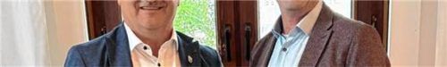 Der Chieminger Bürgermeister Stefan Reichelt (rechts) steht dem Schulverband Chieming auch in den kommenden sechs Jahren als 1. Vorsitzender vor. Dessen bisheriger Stellvertreter, der Grabenstätter Bürgermeister Gerhard Wirnshofer, wurde ebenfalls einstimmig in seinem Amt bestätigt. Da Wirnshofer verhindert war, nahm die 2. Grabenstätter Bürgermeisterin Waltraud Hübner ihr Stimmrecht war. Das Foto entstand später in Traunstein. Foto Müller