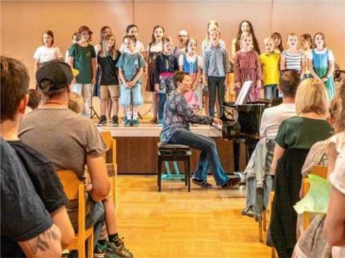Der Chor der Klassen 1 bis 4 unter Leitung von Sandra De Crescenzo sang „Hase und Igel“. Foto Flug