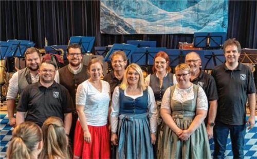 Der derzeitige Ski-Vorstand – es fehlt allerdings Abteilungsleiter Christian Zunhammer. Der war im Festgetümmel unterwegs. Foto Aicher