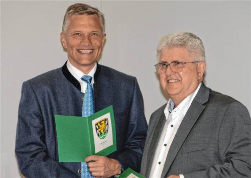 Der dienstälteste Gemeinderat Hans Hosek (rechts) nahm Neu-Bürgermeister Anton Wallner den Amtseid ab.Foto gkratschmayer