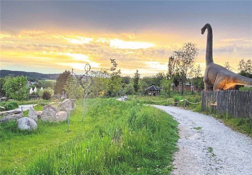Der Dinopark wirkt im Abendrot noch imposanter. Fotos Ikuna Naturresort, Julitta Ammerschläger, Infilmity