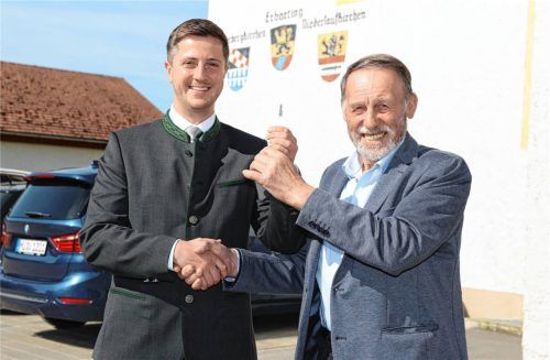 Der eine geht, der andere kommt: Sebastian Winkler (rechts) mit seinem Nachfolger Andreas Huber bei der Schlüsselübergabe vor dem Rathaus der Verwaltungsgemeinschaft Rohrbach. Foto Enzinger