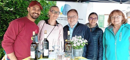 Der Internationale Freundschaftskreis mit (von links) Zacharias Kamoun aus Marokko, Kassierin des IFK, Sylvana Engeman, Bürgermeister Andreas Friedrich, Priens Büchereileiterin Melanie Schieber und Schriftführerin des IFK, Ida Brömse. Foto Hötzelsperger