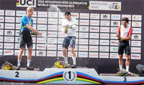 Der Jubel eines Weltmeisters: Titouan Perrin-Ganier (Mitte) feiert seinen Titel mit Casper Casserstedt (links) und Ricardo Marinheiro.Foto re