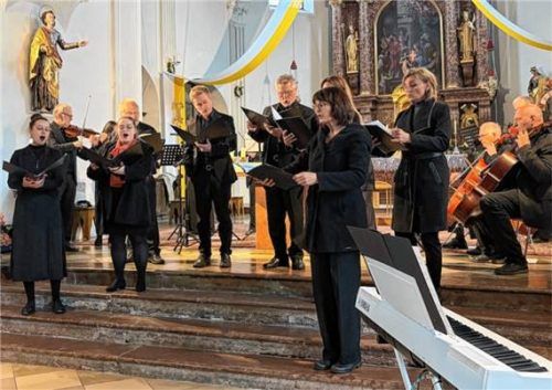 Der Kammerchor (von links) Johanna Reinalter und Emma Steigenberger (Sopran), Rupert und Andreas Schäffer (Tenor), Klaus Winter (Bass) und Nora Zacher (verdeckt), Christine Klinger und Michaela Unterseher (Alt), begleitet von der Sinfonia Aschau. Foto Kirchner
