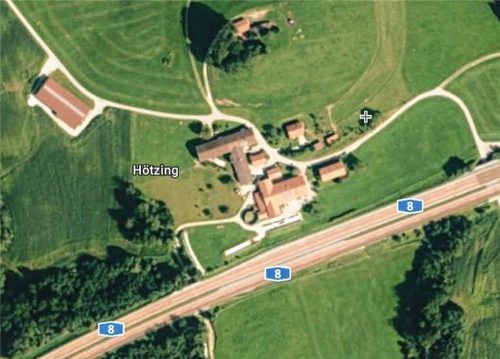 Der kleine Weiler Hötzing klebt förmlich an der A8. Eine Hofstelle ist nur 20 Meter von der Fahrbahn entfernt. Zur Hofstelle des Klägers Peter Pertl beträgt der Abstand zur Fahrbahn etwa 100 Meter. Foto Bayerische Vermessungsverwaltung
