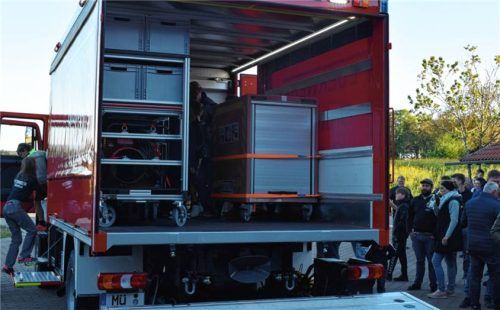 Der Lkw enthält einen Faltbehälter mit 8.000 Litern Fassungsvermögen, 20 Feuerpatschen, sechs Wiedehopfhauen, verschiedene Schläuche und eine Menge an Spezialwerkzeug.