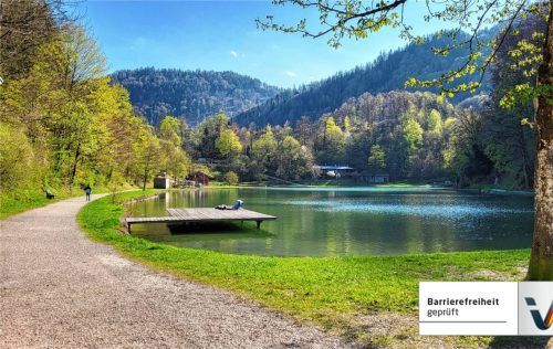 Der Luegsteinsee in Oberaudorf zeigt sich als idyllisches Natur- und Erholungsziel – der barrierefrei geprüfte und zertifizierte Rundweg macht das Gelände für viele Menschen gut zugänglich.Foto Tourist-Info Oberaudorf