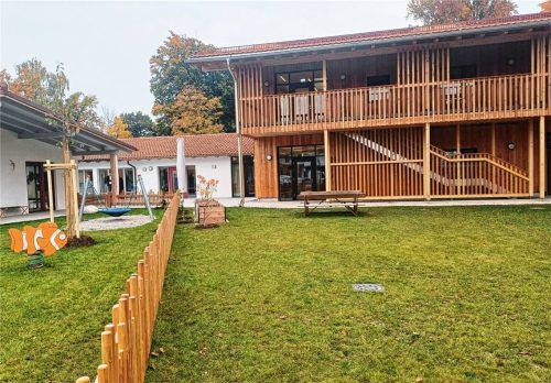 Der neu gebaute Kindergarten Zellerpark mit Holzfassade und eingezäuntem Außenbereich an der Moosener Straße 8, neben dem das umstrittene Bauvorhaben für drei Einfamilienhäuser geplant ist. Foto Archiv Giesen
