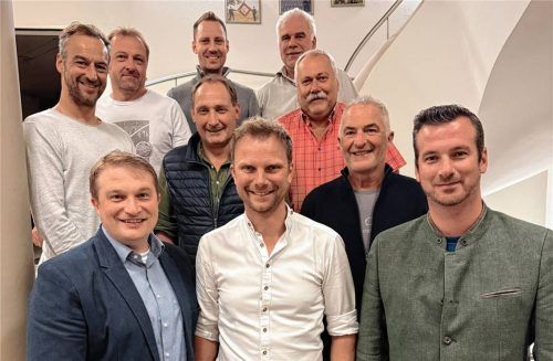 Der neu gebildete Ausschuss der Verwaltungsgemeinschaft: untere Reihe (von links) die Bürgermeister Dr. Peter Mayer, Stefan Schlaipfer und Maximilian Heilmann; mittlere Reihe (von links) Christoph Friedrich, Georg Daxenberger, Konrad Aicher und Sepp Hofer; obere Reihe (von links) Andreas Obermayer, Tobias Angerer und Josef Kink. Foto Böck