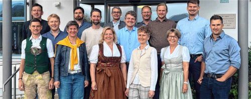 Der neu gewählte Nußdorfer Gemeinderat für die Amtsperiode 2026 bis 2032. Erste Reihe von links: Daniel Steinhuber, Barbara Schiedermair, Susanne Grandauer, Michaela Firmkäs, Silvia Gätcke und Christian Bracharz sowie in der zweiten Reihe von links: Hans-Peter Oberauer, Sepp Maurer, Wolfgang Lagler, Christian Niederthanner, Helmut Brunner, Anton Maurer, Michael Laar, Sepp Reisinger, Markus Kreidl. Foto re