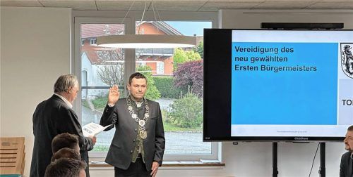 Der neue Bürgermeister Martin Kubiczek bei der Vereidigung.Foto Gießibl