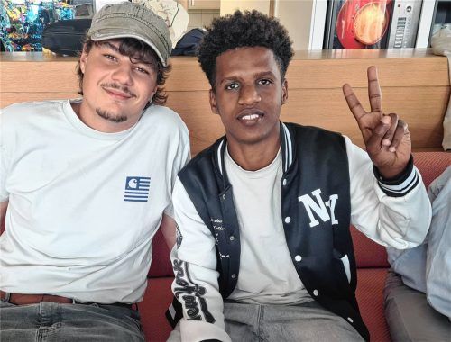Der neue Bufdi der Asylhilfe Bruckmühl, Quirin Lehrer (links), beim Café International gemeinsam mit Abdiaziz (rechts), einem der Bewohner der Containerunterkunft an der Wernher-von-Braun-Straße. Foto Röhrl