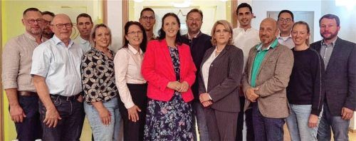 Der neue Gemeinderat in Heldenstein: (von links) Bernhard Hammerl, Harald Rudolf, Josef Lurz, Thomas Axenbeck, Nicole Schwenk, Angelika Deißenböck, Stephan Lenhart, Bürgermeisterin Antonia Hansmeier, Rupert Müller, Olga Gutzke, Alexander Kapser-Müller, Johannes Kiefinger, Florian Hartmetz, Eva Großen und Bernhard Aigner. Foto Weinfurtner