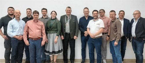 Der neue Gemeinderat mit (von links) Rupert Riedl, Magnus Steinmüller, Eric Michael, Fabian Tretter, Daniel Riedl, Sophia Schuster, Bürgermeister Manfred Reithmeier, Andreas Lederwascher, Florian Baumann, Martin Stöttner, Andreas Ullmann, Bernd Stawiarski und Professor Dr. Hubert Dichtl. Foto Huber