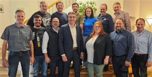 Der neue Gemeinderat Taufkirchens: (vorne von links) Christian Gebler, Josef Sax, Franz Fürstenberger, Bürgermeister Manfred Eder, Zweite Bürgermeisterin Andrea Zahner, Dritter Bürgermeister Jakob Hölzl, Franz Zwirglmaier sowie (von links, oben) Stefan Balk, Gerhard Feichtner, Christoph Drexler, Josefa Fill, Josef Gründl und Dr. Franz Schuhbeck. Foto Reichl