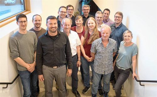 Der neue Gemeinderat: (von links) Andreas Rappolder, Alexander Mück, Bürgermeister Bernhard Schweida, Zweiter Bürgermeister Thomas Köpernik, Alois Kainz, Matthias Schefthaler, Maria Heidinger, Christian Stoiber, Julia Blätz, Bernd Achterling, Werner Jaksch, Bernhard Bauer, Josef Grasser und Marina Gartner. Foto Günster