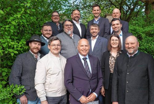 Der neue Gemeinderat von Rattenkirchen mit Bürgermeister Rainer Greilmeier (vorne Mitte). Foto re