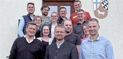 Der neue Gemeinderat (vorne, von links): Dritter Bürgermeister Wilhelm Kürzeder, Bürgermeister Franz Wieser und Zweiter Bürgermeister Martin Köpernik sowie (zweite Reihe, von links) Maria Stöckl, Monika Maier, Elisabeth Freundl, Florian Stöckl, Andreas Reuß und Petra Mittermaier sowie (dritte Reihe, von links): Martin Hundschell, Leonhard Haslberger, Patrick Kern und Max Heindl. Foto re
