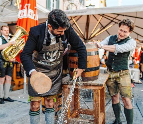 Der neue Oberbürgermeister bei seinem ersten Anzapfen beim Gasthaus Stockhammer. Fotos privat