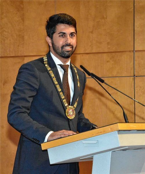 Der neue Oberbürgermeister der Stadt Rosenheim, Abuzar Erdogan, wurde am Mittwochabend offiziell vereidigt. Foto Peter Schlecker