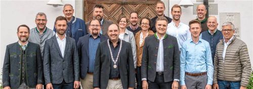 Der neue Rotter Gemeinderat: (von links) Matthias Ganslmaier, Zweiter Bürgermeister Alfred Zimpel, Andreas Heinzl (alle BfR), Günther Hein und Nepomuk Poschenrieder (Freie Wähler), Christoph Sewald (BfR), Bürgermeister Daniel Wendrock, Anna-Lena Springer (CSU), Dominic Raps (AfD), Marie-Luise Saller (CSU), Tom Altinger (BfR), Martin Ametsbichler (CSU), Tobias Valier (AfD), Matthias Eggerl (CSU), Josef Kirchlechner (BfR), Dritter Bürgermeister Sebastian Mühlhuber (CSU) und Max Zangerl (BfR).Foto Klemmer