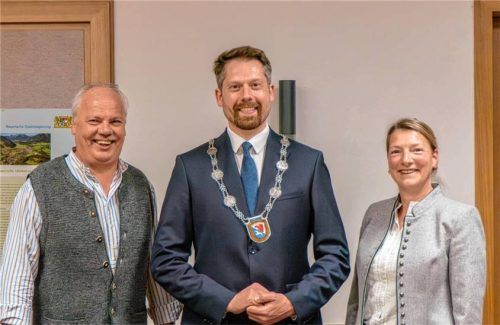 Der neue Unterwössner Bürgermeister Johannes Weber vereidigte seine Stellvertreter, den Zweiten Bürgermeister Walter Bauer (OWG) und die Dritte Bürgermeisterin Andrea Größ (CSU). Foto Flug