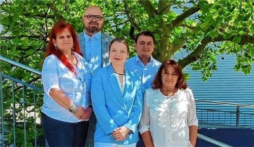 Der neue Vorstand des AfD-Ortsverbands Waldkraiburg mit der neuen Vorsitzenden Alexandra Rainer (Mitte).Foto re