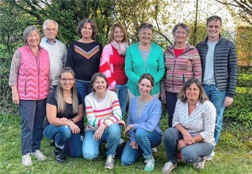Der neue Vorstand des OGV Edling: (hinten von links) Irmgard Jansen, Hans Zehentmair, Andrea Bacher, Karin Färber, Elisabeth Schex, Gitta Hoffmann und Stefan Meier sowie (vorne von links) Annemarie Bacher, Barbara Böhm, Irmi Gottwald und Melanie Bichler. Foto RE