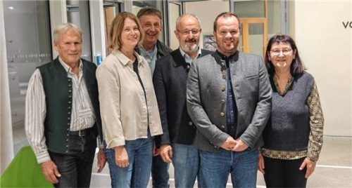 Der neue Vorstand: (von links) Eduard Berger, Monika Hofmann, Geschäftsführer Günther Obermeier, Peter Kloo, neuer Vorsitzender Thomas Rothmayer und Anni Eisner. Foto re