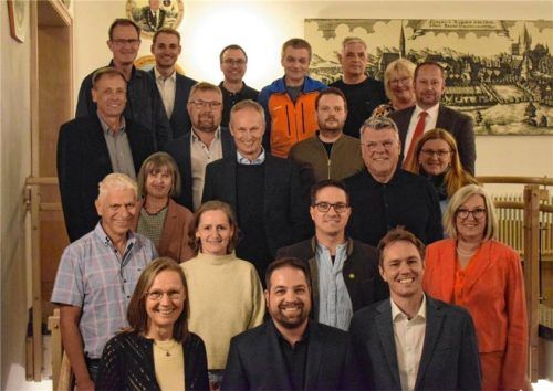 Der neugewählte Haager Marktgemeinderat ist zu seiner konstituierenden Sitzung zusammengekommen. Stefan Högenauer (vorne rechts) wurde zum Zweiten Bürgermeister gewählt, Christine Sax (vorne links) zur Dritten Bürgermeisterin.
