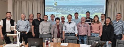 Der Obinger Gemeinderat 2020 bis 2026: (von links) Martin Maier, Korbinian Stettwieser, Franz Pürner, Anton Hoiß, Florian Maier, Rupert Freiberger, Zweite Bürgermeisterin Franziska Mayer, Peter Wurmannstätter, Bürgermeister Sepp Huber, Andreas Voderhuber junior, Albert Lamprecht, Hans Schloder, Elisabeth Voit, Armin G. Plank, Ingrid Wimmer und Albert Löw. Foto Künzner-Hingerl