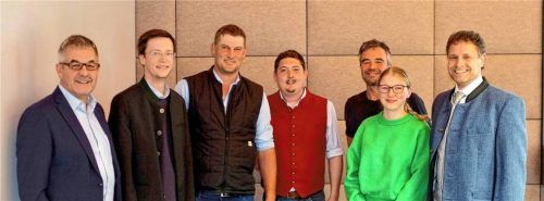 Der Rathauschef mit den Neuen: Bürgermeister Andreas Schultes (rechts) mit den frisch vereidigten Gemeinderäten (von links) Sepp Schweiger, Sepp Mörtl, Felix Schlosser, Sepp Parzinger, Sebastian Lichtmanegger und Lilli Schulz. Foto Krammer