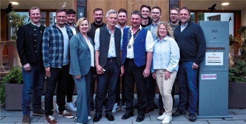 Der Reichertsheimer Gemeinderat: (von links) Valentin Rothbucher, Sebastian Maier, Christoph Huber, Andrea Lindlmeier, Benedikt Lindlmeier, Hans Knollhuber, Michael Schmuck, Martin Huber, Lucas Vaas, Franz Wimmer, Angelika Maier, Thomas Bibinger und Konrad Wölfl.