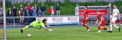 Der Schlusspunkt: Michael Summerer (Zweiter von rechts) setzt den Ball perfekt neben den Pfosten ins Netz. Foto Hans-Jürgen Ziegler