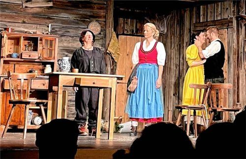 Der Schmugglerbazi Basti (rechts, Jonas Grießl) ist verliebt in Hanna (Veronika Egger, Zweite von rechts). Lebenskünstlerin Paula (Angelika Trautmann, Zweite von links) und Schmugglerin Fini (Daniela Englmeier). Foto Grun