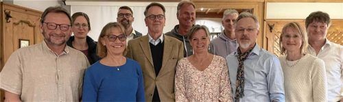 Der SG-Katek-Vorstand: (von links) Kassenprüfer Jürgen Klughardt, Sportreferentin Mariana Gasteiger, Abteilungsleiterin Turnen-Fitness, Andrea Klughardt, Bürgermeister Stefan Kattari, Kassenprüfer Moritz Ostwald, Roland Görlach von der Abteilung Wassersport, Zweite Vorsitzende Katharina Puchstein, Abteilungsleiter Wassersport, Christoph Gschossmann, Vorsitzender Erwin Kraus, Kassenführerin Karin Fitzner und Abteilungsleiter Triathlon, Rudi Gerstl. Foto Eder