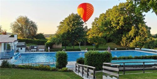 Der Sommer kommt – das Schwimmbad in Bruckmühl ist (fast) bereit. Foto Dandl