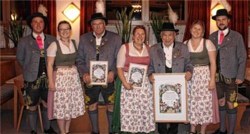 Der stellvertretende Vorsitzende Christoph Gruber und die Vorsitzende Katharina Schildhauer mit den ausgezeichneten Mitgliedern Vitus und Christl Hörfurter und Ehrenmitglied Max Sollinger sowie Schriftführerin Vroni Altendorfer und Kassier Vitus Altendorfer (von links).Foto re