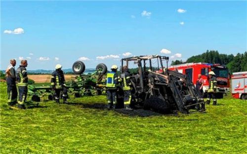 Der Traktorfahrer konnte sich zwar in Sicherheit bringen, erlitt jedoch beim Versuch, sein Fahrzeug zu löschen, leichte Brandverletzungen. Foto Feuerwehr Chieming